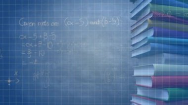 Matematiksel denklemlerin animasyonu kitap yığınının üzerinde. eðitim, bilim, öðrenme ve bilgi konsepti dijital olarak üretilen video 3d