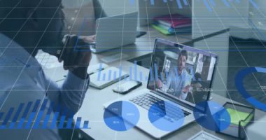 Çeşitli iş adamlarının video görüşmesi ile ilgili finansal veri işleme animasyonları. küresel iş, finans ve dijital arayüz kavramı dijital olarak oluşturulmuş video.