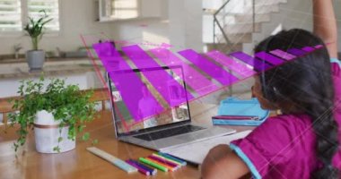 Melez liseli kız üzerinde finansal veri işleme animasyonu. küresel iş, finans ve dijital arayüz kavramı dijital olarak oluşturulmuş video.