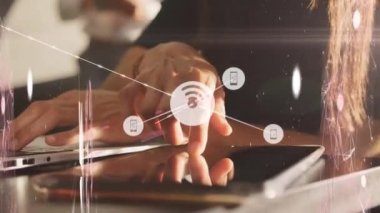 Beyaz adamın dizüstü bilgisayarını kullanarak finansal veri işleme animasyonu. küresel iş, finans, bağlantılar ve dijital arayüz konsepti dijital olarak oluşturulmuş video.