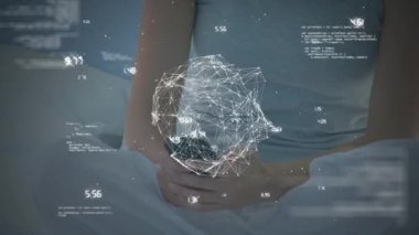 Akıllı telefon kullanan beyaz bir kadın için finansal veri işleme animasyonu. küresel iş, finans, bağlantılar ve dijital arayüz konsepti dijital olarak oluşturulmuş video.