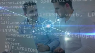 Ofisteki iki iş adamının finansal veri işleme animasyonu. küresel iş, finans, bağlantılar ve dijital arayüz konsepti dijital olarak oluşturulmuş video.