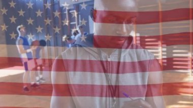 Amerika Birleşik Devletleri bayrağının erkek koç ve basketbol takımı üzerinden canlandırılması. Amerikan vatanseverliği, bağımsızlık ve spor konsepti dijital olarak üretilen video.