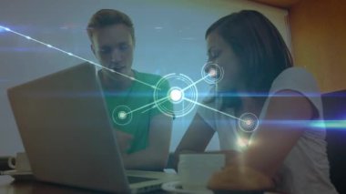 Ofisteki iki iş adamından oluşan bir ağ animasyonu. küresel iş, finans, bağlantılar ve dijital arayüz konsepti dijital olarak oluşturulmuş video.