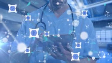 Tablet kullanan beyaz erkek doktor üzerindeki ikonlarla bağlantı ağının animasyonu. küresel bilim, tıp ve veri işleme kavramı dijital olarak oluşturulmuş video.