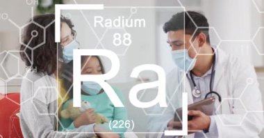Çeşitli doktor ve yüz maskesi takan hastaların üzerindeki kimyasal sembollerin animasyonu. küresel tıp, sağlık ve teknoloji covid 19 salgın konsepti boyunca dijital olarak üretilen video.