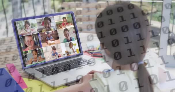Animatie Van Binaire Codering Boven Schoolmeisje Met Schoolvideogesprek Met Schoolkinderen — Stockvideo