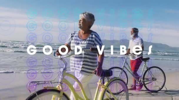 在沙滩上散步的老非洲裔美国夫妇的笑容满面的情景中 精彩的动画化了文字 社交媒体和通信接口概念数字生成视频 — 图库视频影像
