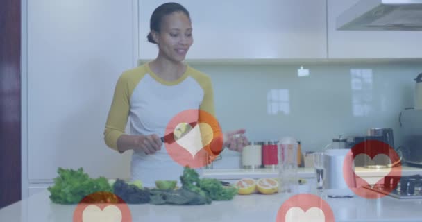 Animação Ícones Coração Sobre Mulher Americana Africana Cozinha Conceito Global — Vídeo de Stock