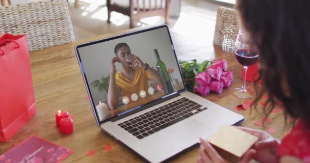 Şaraplı Melez Bir Adam Dizüstü Bilgisayarında Sevgililer Günü Videosu Çekiyor — Stok video