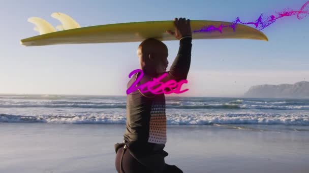 Animatie Van Vibes Tekst Senior Afro Amerikaanse Man Met Surfplank — Stockvideo