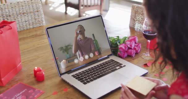 Dwurasowy Facet Winem Robiący Walentynkowe Wideo Rozmowy Laptopie Walentynki Romantyczne — Wideo stockowe