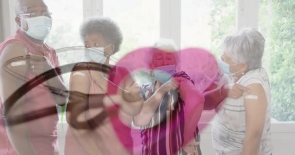 Animacja Stetoskopu Serca Nad Seniorami Ubranymi Maski Globalna Medycyna Opieka — Wideo stockowe
