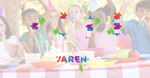 パーティーでの多様な子供たちに対する自閉症の意識月のテキストのアニメーション 自閉症の認知月とお祝いの概念デジタル生成されたビデオ — ストック動画