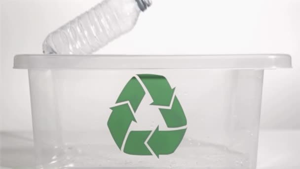 Animation Von Recycling Symbolen Über Plastikflaschen Globale Umwelt Grüne Energie — Stockvideo