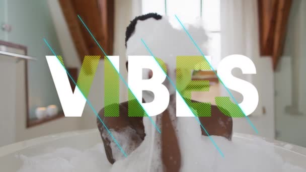 Animación Vibraciones Texto Sobre Mujer Afroamericana Tomando Baño Concepto Interfaz — Vídeo de stock