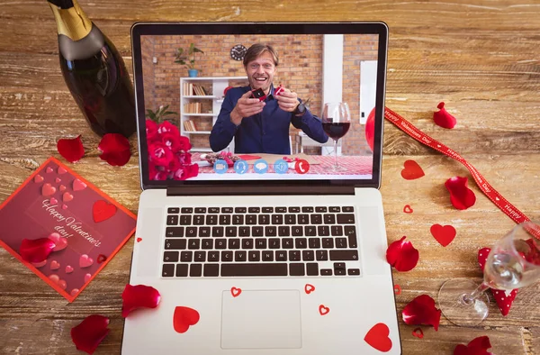 Glücklicher Kaukasischer Mittlerer Erwachsener Mann Mit Ehering Beim Online Dating — Stockfoto