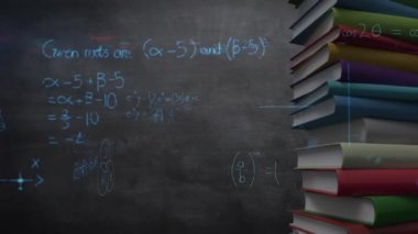 Matematiksel denklemlerin animasyonu kitap yığınının üzerinde. eğitim, bilim, öğrenme ve bilgi konsepti dijital olarak oluşturulmuş video.
