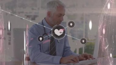 Kafkas işadamı üzerinden medya simgeleriyle bağlantı ağının animasyonu. küresel iş, finans, bağlantılar ve dijital arayüz konsepti dijital olarak oluşturulmuş video.