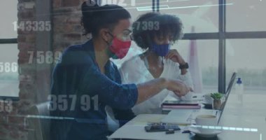 Yüz maskesi takan çeşitli iş adamları üzerinde artan sayıların ve virüs hücrelerinin animasyonu. küresel tıp, sağlık ve teknoloji covid 19 salgın konsepti boyunca dijital olarak üretilen video.