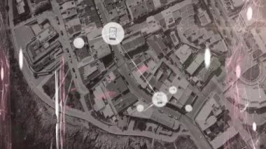 Şehir manzarası üzerindeki medya simgeleriyle bağlantı ağının animasyonu. küresel iş, finans, bağlantılar ve dijital arayüz konsepti dijital olarak oluşturulmuş video.