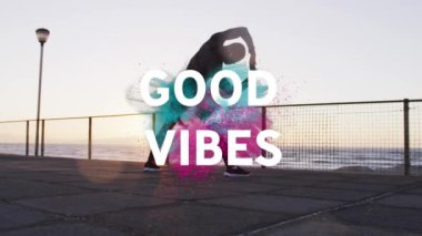 Beyaz adamın gezinti güvertesinde zıplaması üzerine iyi titreşimlerin animasyonu. Sosyal medya ve iletişim arayüzü kavramı dijital olarak oluşturulmuş video.