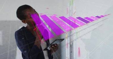 Afro-Amerikan iş kadınının ofisindeki finansal veri işleme animasyonu. küresel iş, finans ve dijital arayüz kavramı dijital olarak oluşturulmuş video.