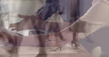 Ofiste çalışan iki iş adamının animasyonu. küresel iş, finans, bağlantılar ve dijital arayüz konsepti dijital olarak oluşturulmuş video.