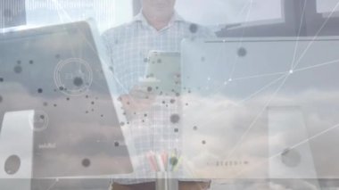 Bulutların animasyonu ve ofisteki iş adamlarıyla olan bağlantı ağı. küresel iş, finans, bağlantılar ve dijital arayüz konsepti dijital olarak oluşturulmuş video.