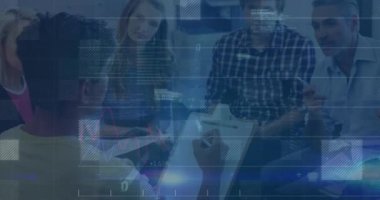 Ofisteki çeşitli iş adamları üzerinde finansal veri işleme animasyonu. küresel iş, finans ve dijital arayüz kavramı dijital olarak oluşturulmuş video.