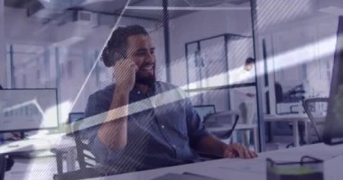 Ofisteki iki ırklı iş adamının finansal veri işleme animasyonu. küresel iş, finans ve dijital arayüz kavramı dijital olarak oluşturulmuş video.