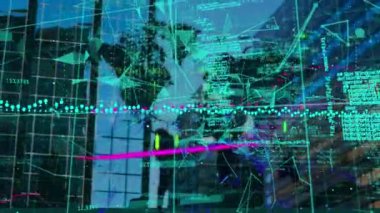 Finansal veri işleme animasyonu ve kara arka planda dünya haritası. küresel iş, finans, bağlantılar ve dijital arayüz konsepti dijital olarak oluşturulmuş video.