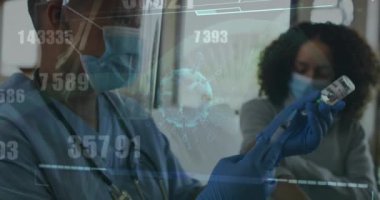 Yüz maskesi takan çeşitli doktor ve hastalar üzerinde artan sayıların ve virüs hücrelerinin canlandırılması. küresel tıp, sağlık ve teknoloji covid 19 salgın konsepti boyunca dijital olarak üretilen video.