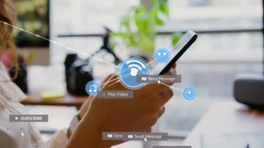 Sosyal medya simgelerinin animasyonu ve akıllı telefon kullanan beyaz kadın üzerindeki bağlantı ağı. küresel sosyal medya, bağlantılar, iletişim ve teknoloji konsepti dijital olarak oluşturulmuş video.