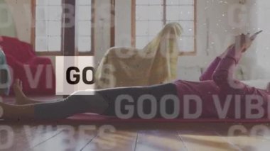 Akıllı telefon kullanan melez bir kadın üzerinden iyi titreşimlerin animasyonu. Sosyal medya ve iletişim arayüzü kavramı dijital olarak oluşturulmuş video.