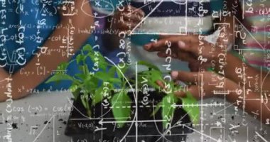 Matematiksel denklemlerin sınıf öğrencileri üzerinde animasyonu. küresel iş, finans ve dijital arayüz kavramı dijital olarak oluşturulmuş video.
