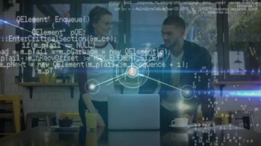 Ofisteki iki iş adamının finansal veri işleme animasyonu. küresel iş, finans, bağlantılar ve dijital arayüz konsepti dijital olarak oluşturulmuş video.