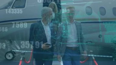 Çeşitli iş adamları üzerinde çalışan virüs hücresinin ve finansal verilerin animasyonu. küresel tıp, sağlık ve teknoloji konsepti dijital olarak üretilen video.