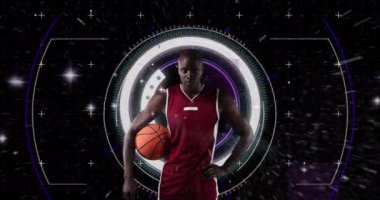 Afrika kökenli Amerikalı erkek basketbolcunun dürbün taramasında topu tutuşu. Spor ve yarışma konsepti dijital olarak oluşturulmuş video.