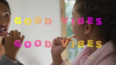 Afrika kökenli Amerikalı bir kadının ruj sürdüğü bir mesajın animasyonu. Sosyal medya ve iletişim arayüzü kavramı dijital olarak oluşturulmuş video.