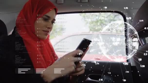 使用智能手机对话音妇女的财务数据处理进行动画 全球商业 连接和数字视频接口概念 — 图库视频影像
