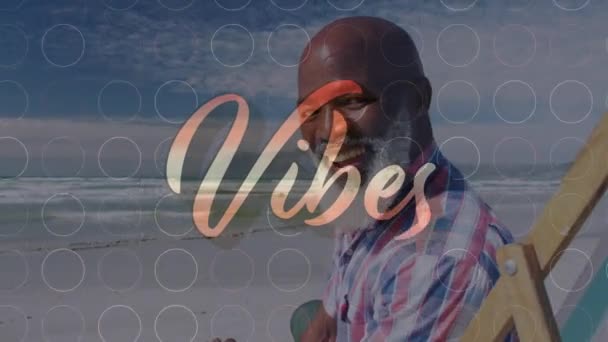 ビーチに座って笑顔のシニアアフリカ系アメリカ人男性の上に波のテキストのアニメーション ソーシャルメディアと通信インターフェースの概念デジタル生成されたビデオ — ストック動画