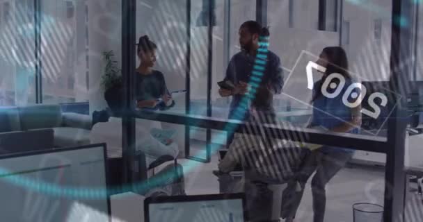 オフィスの多様なビジネスの人々の上に地球のアニメーション グローバルビジネス デジタルインターフェースの概念デジタルで生成されたビデオ — ストック動画