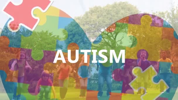 パズル上の自閉症の意識月のテキストのアニメーションや多様な子供がジャンプします 自閉症の認知月とお祝いの概念デジタル生成されたビデオ — ストック動画
