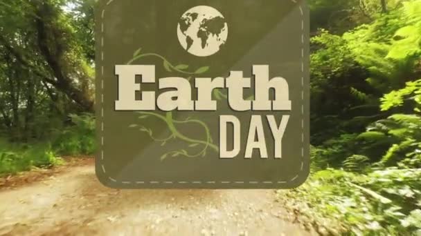 森の上の地球の日のテキストのアニメーション 地球環境 グリーンエネルギー デジタルインターフェースの概念をデジタルで生成し — ストック動画