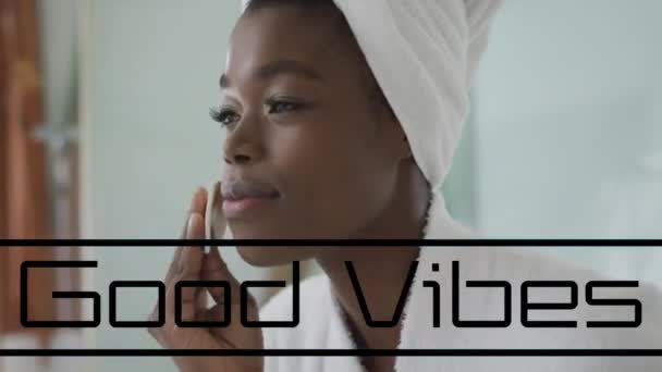 Animación Buen Texto Vibraciones Sobre Cara Limpieza Mujer Afroamericana Baño — Vídeo de stock