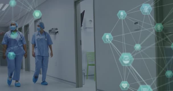 在戴口罩的不同医生之间建立与图标连接的网络动画 全球医学 医疗保健和技术在虚拟现实中的应用 — 图库视频影像