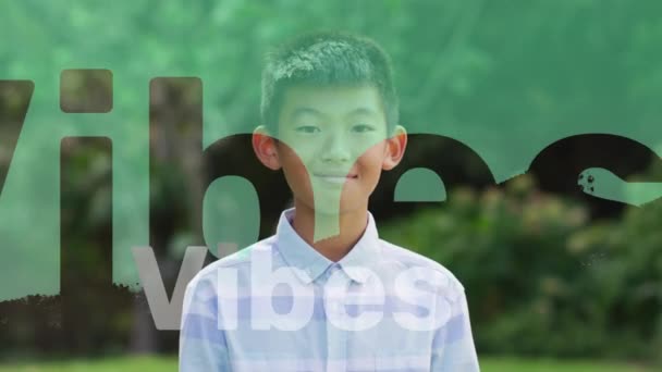 Animatie Van Vibes Tekst Lachende Aziatische Jongen Dragen Van Shirt — Stockvideo