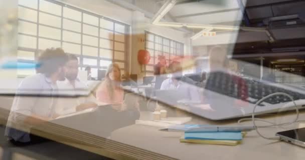 Ofisteki Bir Grup Adamının Dizüstü Bilgisayarının Animasyonu Küresel Finans Bağlantılar — Stok video