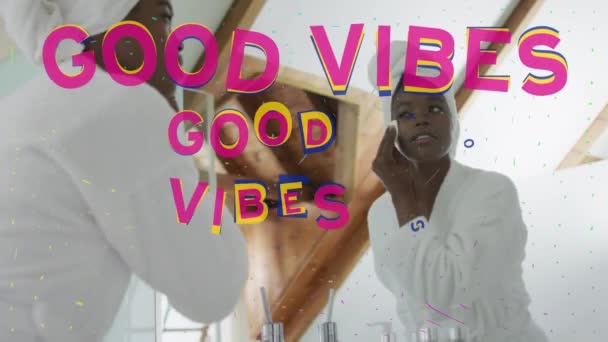 アフリカ系アメリカ人の女性が浴室で顔をきれいに上の良い波のテキストのアニメーション ソーシャルメディアと通信インターフェースの概念デジタル生成されたビデオ — ストック動画